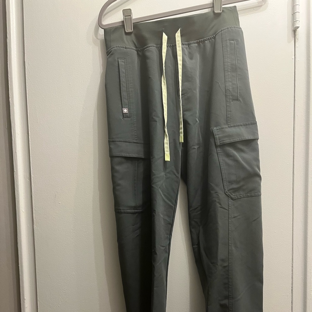Figs Bonsai Cargo Scrub Pant, Size Small. Great condition- only worn once!
